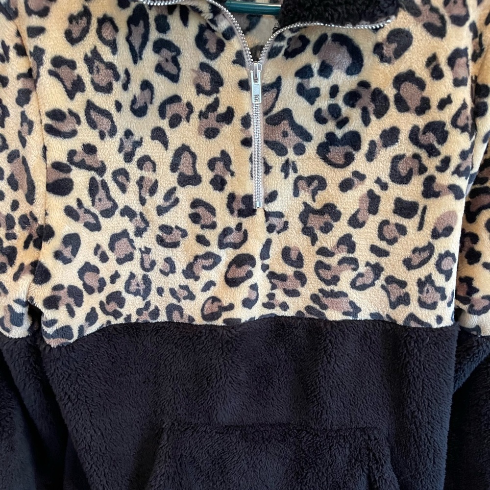 EUC size Large black/leopard fleece pullover - Picture 5 of 5